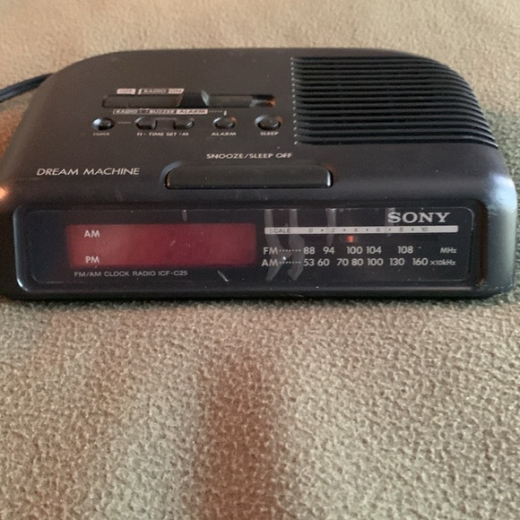 Sony Dream Machine alarm clock radio. - Picture 2 of 8